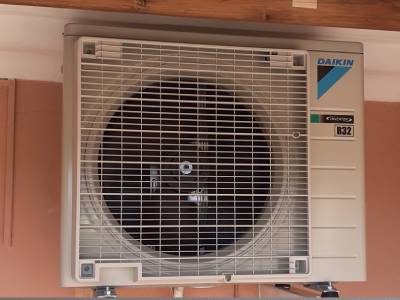 Daikin klimatyzator zainstalowany na budynku
